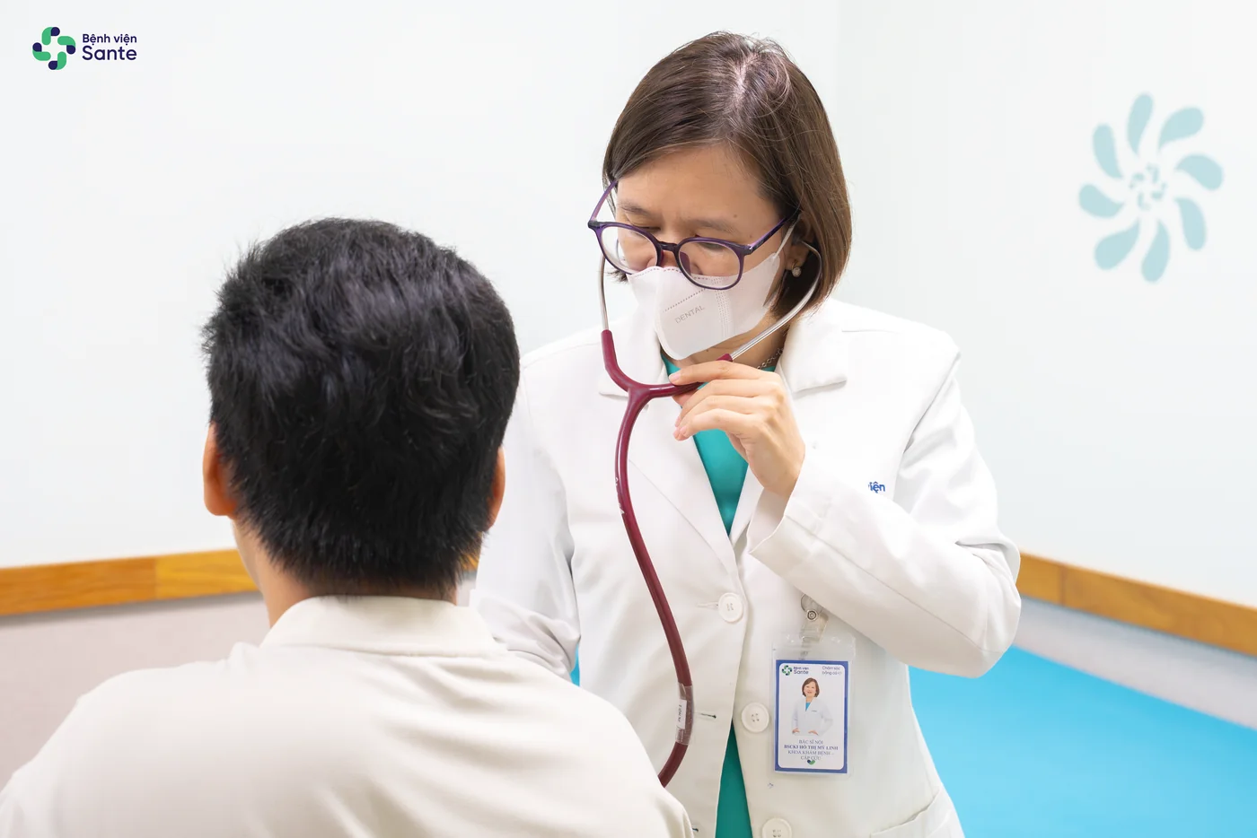 상떼 병원에서 근로자의 심폐 임상 검진을 진행하고 있는 호 티 미 린(Hồ Thị Mỹ Linh) 1차 전문의