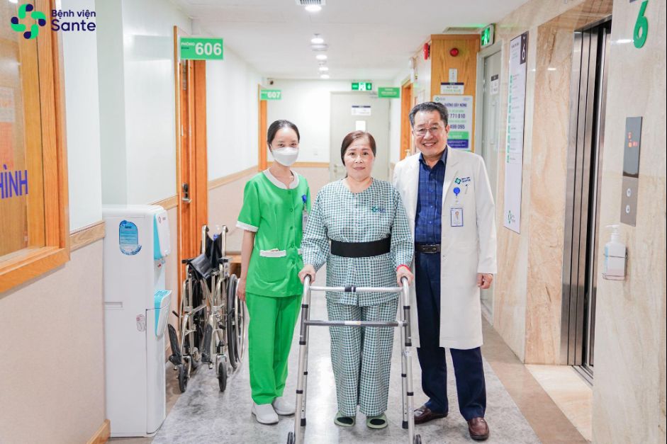 VIỆT KIỀU HÀ LAN VỀ VIỆT NAM THAY LẠI KHỚP GỐI SAU LẦN ĐẦU THẤT BẠI