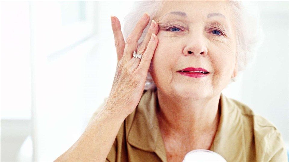 6 cách chăm sóc da tuổi già để da luôn khỏe mạnh, hồng hào